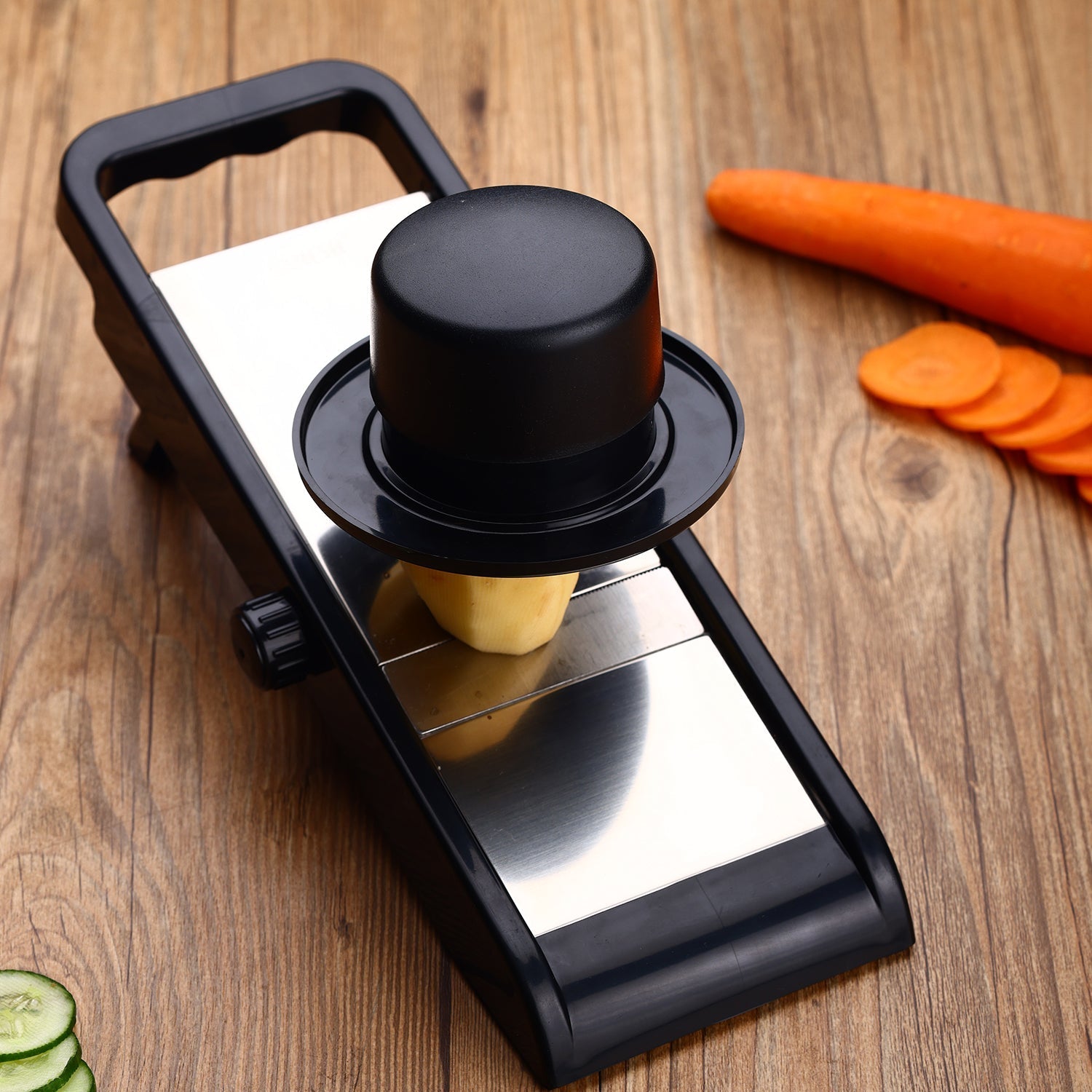 Premium potato and onion slicer and grater, adjustable for chips and vegetables. Premium potato and onion slicer and grater, adjustable for chips and vegetables.